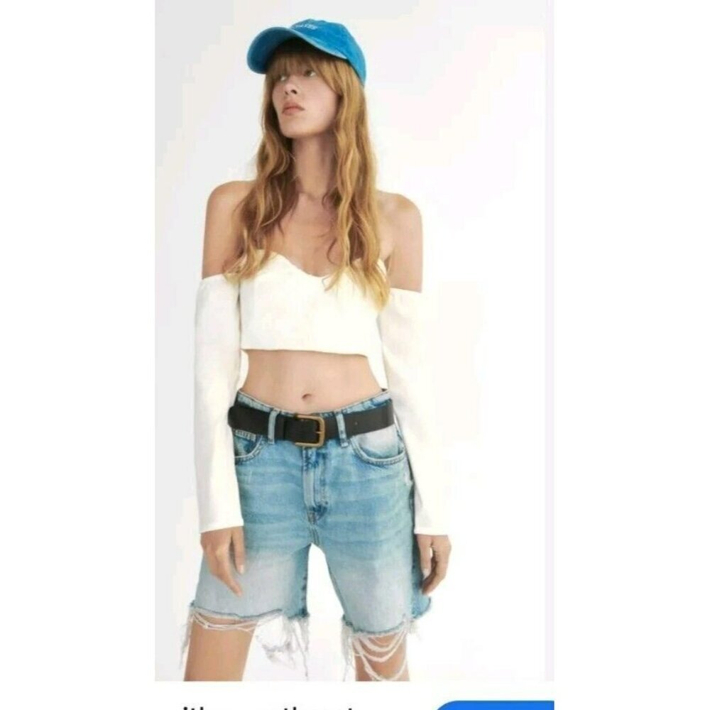 Zara White Crop Top with sweetheart neckline .Long Sleeve Size Small 0085 809